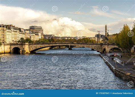  Pont de la Tournelle Tarihi ve Romantik Köprü Görüşü İçin Mükemmel Bir Yer!