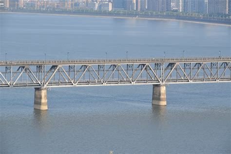 Qiantang River Bridge Tarihi Anıtı: Göz Alıcı Bir Mühendislik Harikası ve Nehrin Üzerindeki Devasa Bir Yolculuk!