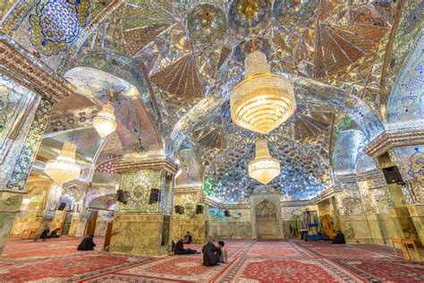 Shah-e Cheragh Camii: Mavi ve Altın Mozaiklerle Kaplı Işıltılı Bir Şaheser!