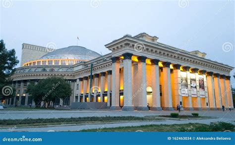 Novosibirsk Opera ve Bale Tiyatrosu: Çarpıcı Mimari Tasarım ve Efsanevi Performanslar!