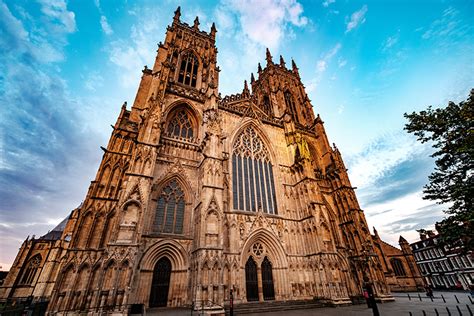 York Minsterinin Gotik Şaheseri ve Tarihi Gizemini Keşfedin!